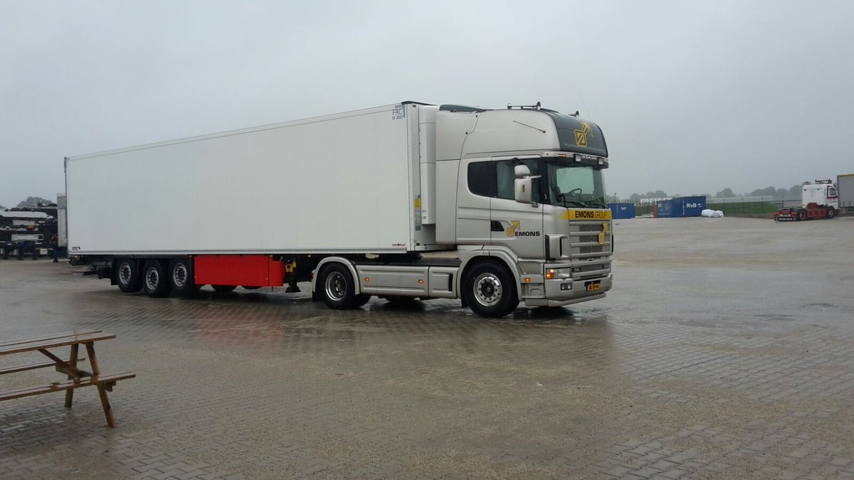 AlbertKort's tweet photo. De oplegger gehaald #Twan Heetkamp Trailers. Nu nog blanco, morgenavond v.v. sponsoren #teamtln  @ad6logistiek https://t.co/tNIQEbL4UM