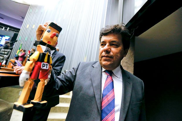folha's tweet photo. Mesmo sem orçamento, MEC nega suspensão do Pronatec em 2016 https://t.co/qcEjoe7XsR https://t.co/LVDAoQCX4R