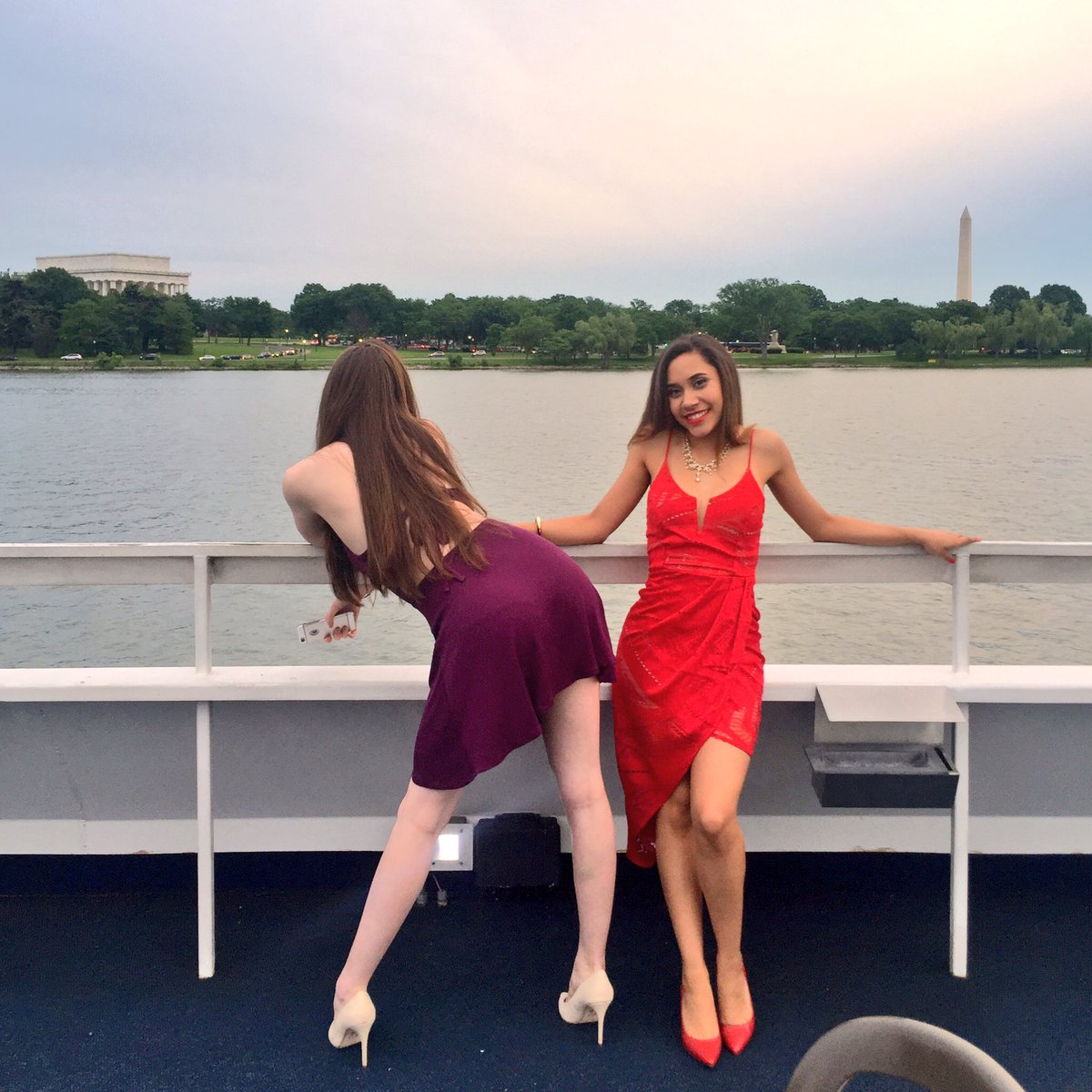 lil_lumbee21's tweet photo. Dinner cruise was like that❤️⛴ #2016senior https://t.co/sgFw0s6fQK