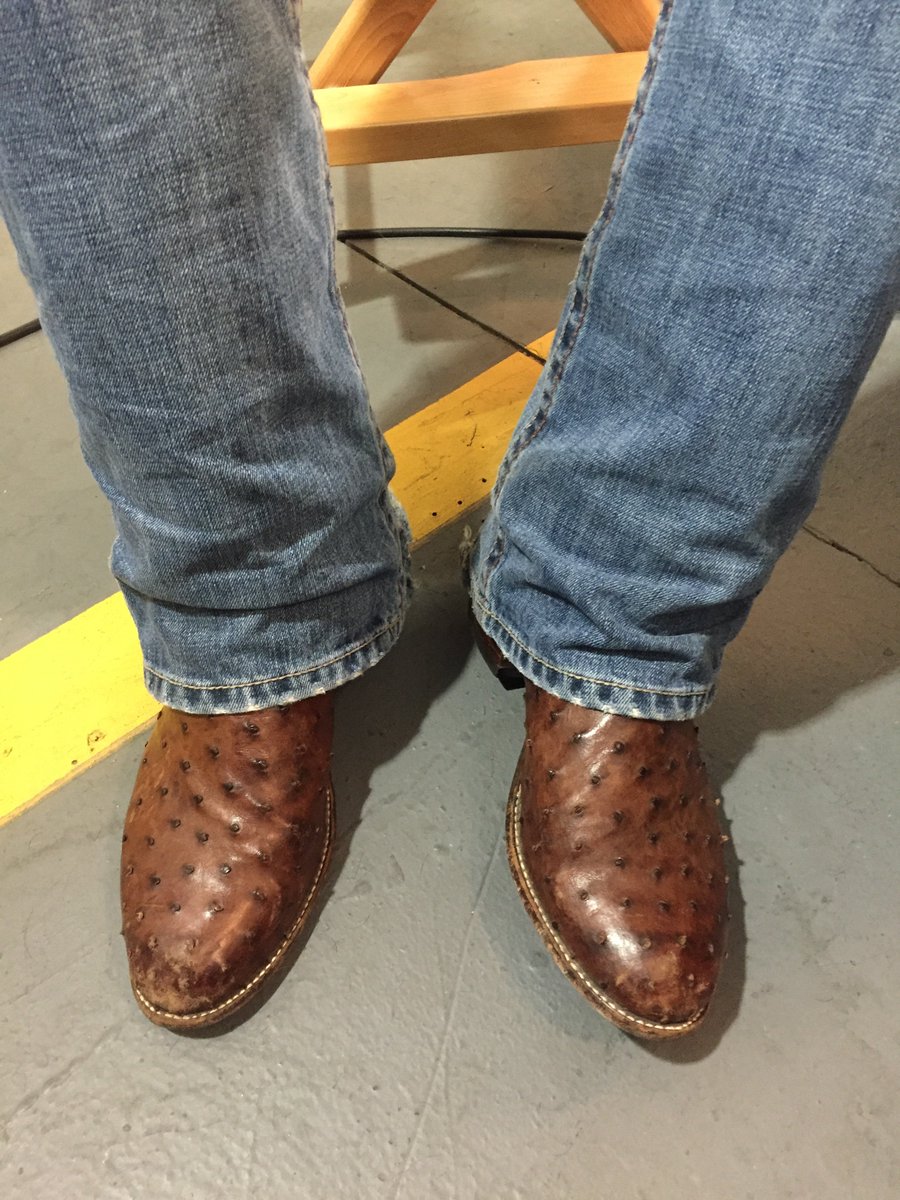 people's tweet photo. Guess whose beat-up cowboy boots these are...! 😉 #VoiceFinale https://t.co/BB4I0TkNey