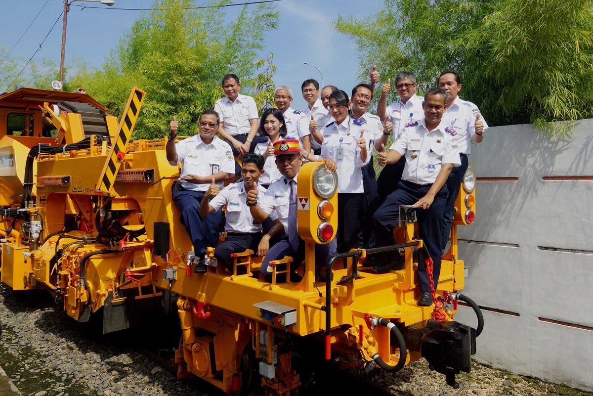 btpsumbagsel's tweet photo. Menhub, Dirjen KA, Direksi PTKA, EVP Divre 3 Kpt, Kabaltek KA Sumbagsel, berpose sejenak di atas MTT @perkeretaapian https://t.co/EYzSClQ5xa