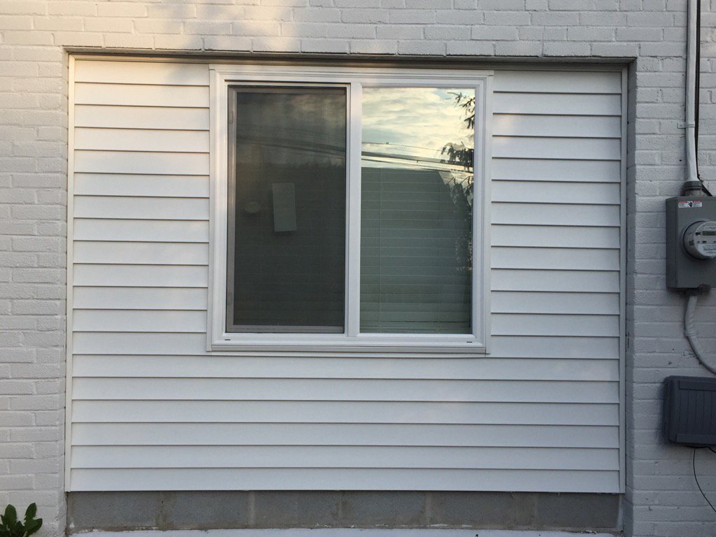 CraftyEsquire's tweet photo. One more section of #siding is finished! We worked between the raindrops this afternoon. No more tyvek showing :) https://t.co/MJgTfGfion