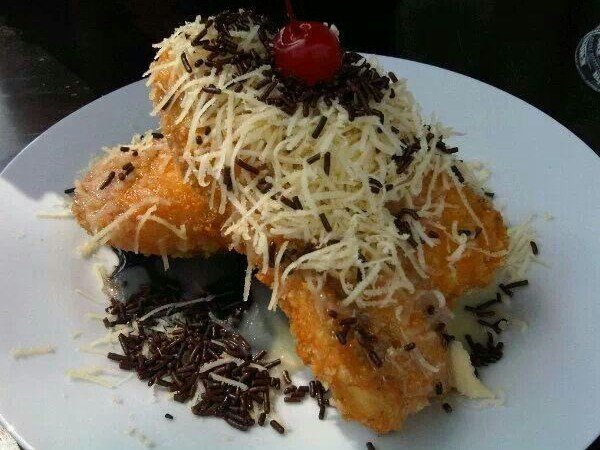 poolside_cafe's tweet photo. Ngopi sambil nyemil " PISANG GORENG KEJU " @poolside_cafe The Square Surabaya.... nyummm... nyummm https://t.co/ntNeVPmg2B