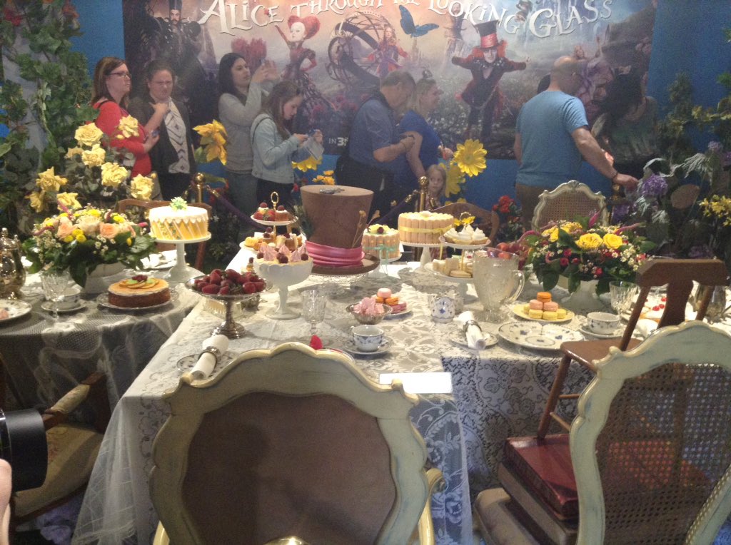 poetandishowit's tweet photo. Had a wonderful time at the #AliceOnQueen pop up! 😊☕️🍰🎩❤️ https://t.co/eJ01bZm0rM