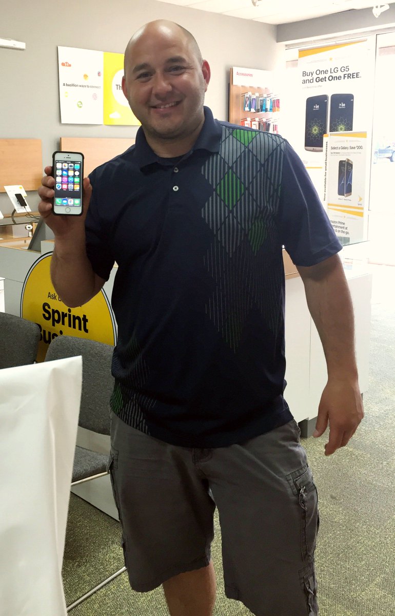 SavannahP_PCS's tweet photo. #thankful for the #iPhoneSE 
Upgraded to the iPhone SE from the iPhone 4! Another happy customer :) #sprint https://t.co/KTau8GzAKg