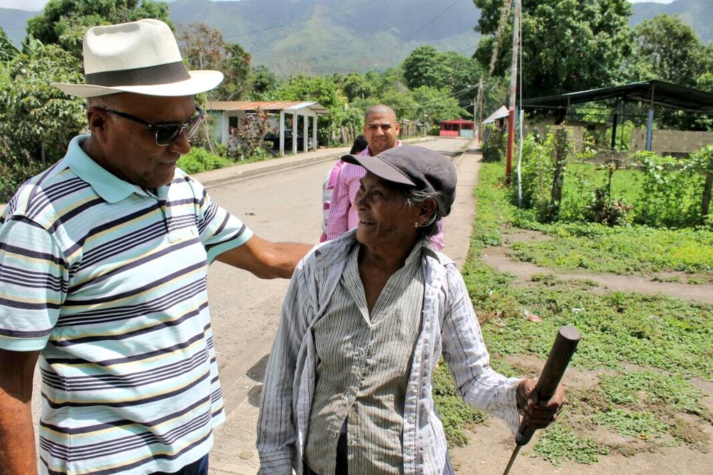 reportemonagas's tweet photo. Donde llega .@Guillermo_Call  en su recorrido por el estado #Monagas es recibido con cariño! #GuillermoUne https://t.co/ZBSNwUnMlk