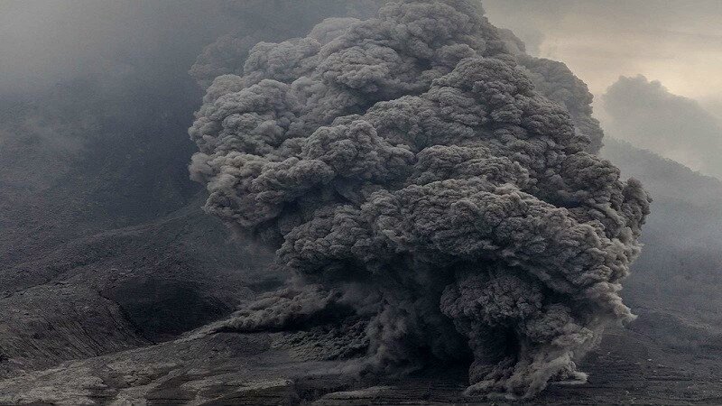 IIGEAac's tweet photo. Erupción del Mt #Sinabung en Indonesia deja al momento: 7 fallecidos, heridos, desaparecidos y pueblos sepultados. https://t.co/Ve5lRsshfa