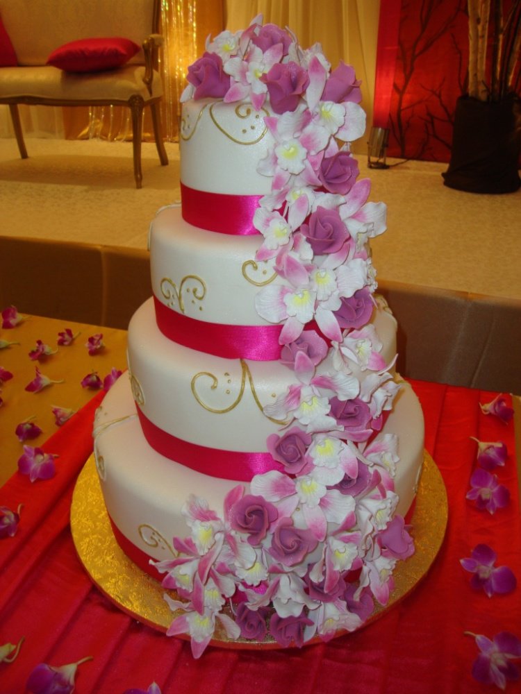 bestforbride's tweet image. Ideas for a pretty wedding cake decorations with flowers - bestforbride.com/bridal-shop/08…