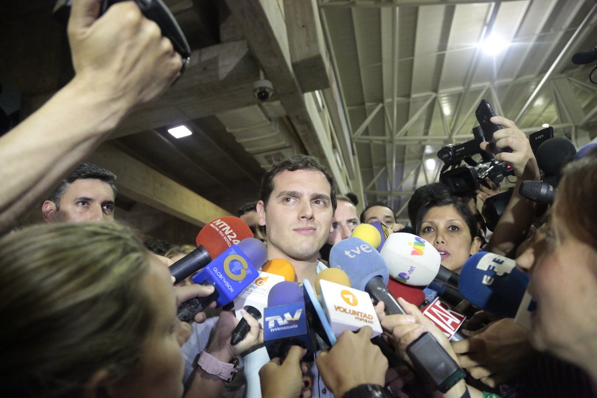 CiudadanosCs's tweet photo. .@Albert_Rivera "Quien quiera hacer politica de bandos, de buenos y malos, a mi no me va a encontrar en estas 48h" https://t.co/fJQ1cCWL0M