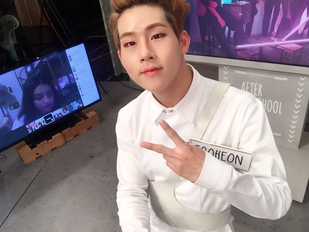 arirang_ASC's tweet photo. 뒤에 모니터에 나온 팬이랑 
같이 사진찍으려고
자리 옮겨다니며 사진찍은 몬베베바라기💕

#주헌 #몬스타엑스 #걸어@OfficialMonstaX https://t.co/huHp7cakZF