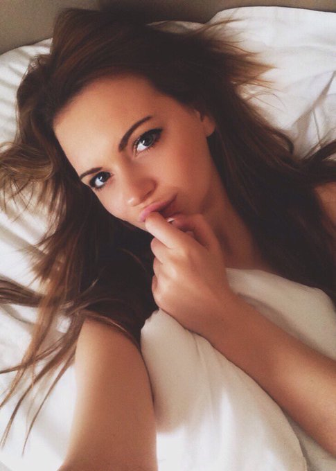 Watch Emily Thorne's leaked NSFW photo on TwXstars