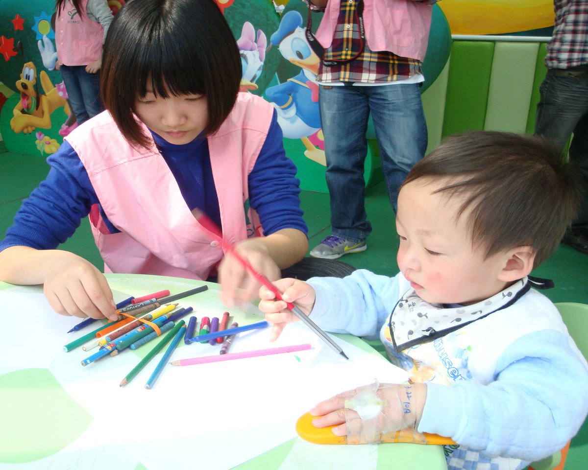 .<a href="/HandsOnShanghai/">HandsOnShanghai</a> volunteers coloring with kids at a #Shanghai children’s hospital #bethechange #volunteer #China