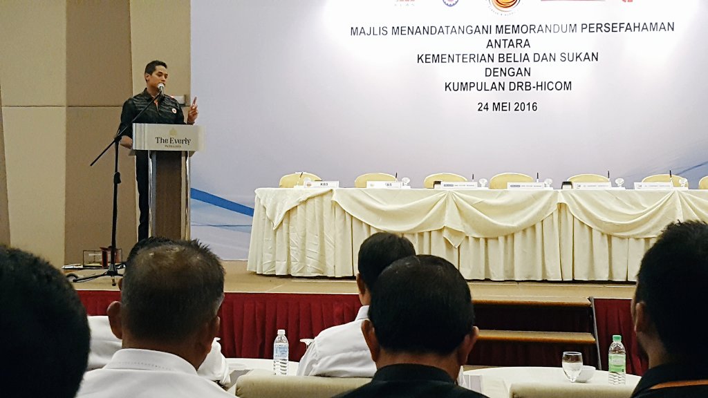 reginalah's tweet photo. .@Khairykj speaking at MOU signing with DRB-HICOM. Providing internships to more than 100 IKBN students. https://t.co/HXgeFnzn2O