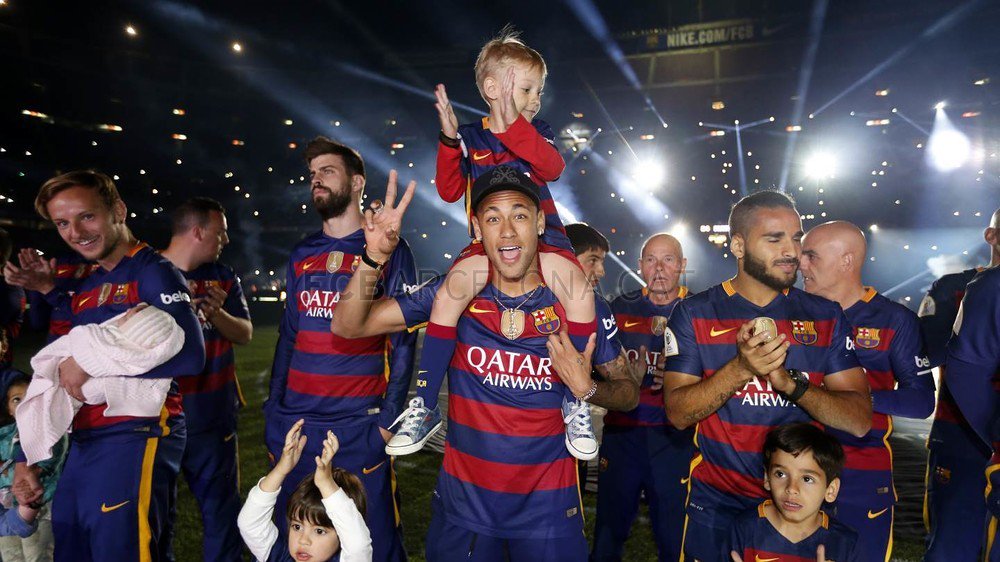 FCBarcelona_cat's tweet photo. 📷 Les millors fotos de la festa del doblet ✌ https://t.co/D0jVCY5N07 #CampionsFCB #FCBlive https://t.co/TgHvG4h4zY