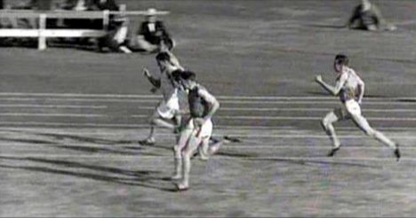 The 1957 #StawellGift winner, John Carr, has passed away at the age of 85. Watch him win: commerce.wazeedigital.com/license/clip/4…