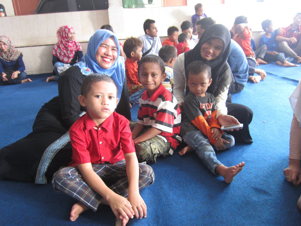 Ibu dosen Faperta UMSU juga ikut nih Ibu Wan Afriani yang lagi senyum senyum ni lagi difoto..