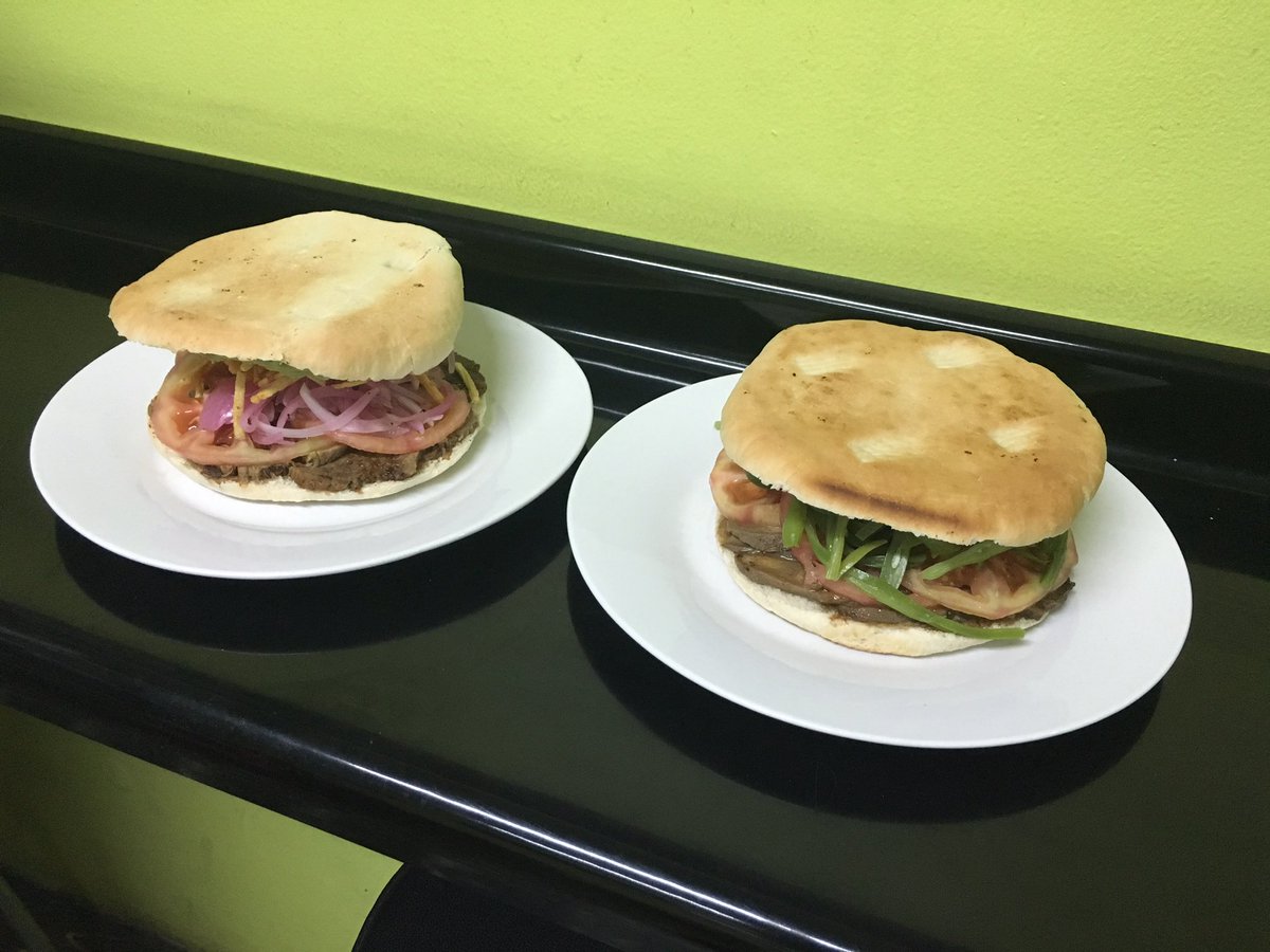 eldescorchecl's tweet photo. Ya estamos instalados... 00:40 en directo desde "Pacay Sangucheria" @PacayCocina #Arica en #ElTrasnoche de @biobio https://t.co/w7klx3O179