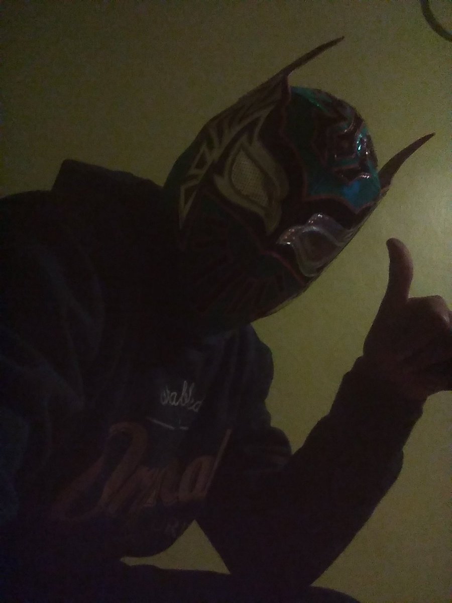 joakin_rollins's tweet photo. Con la mascara de @SinCaraWWE saludos desde viña del mar,chile #Luchadragons #luchamovement #WWE #WWERaw https://t.co/TBRD5Ltfac