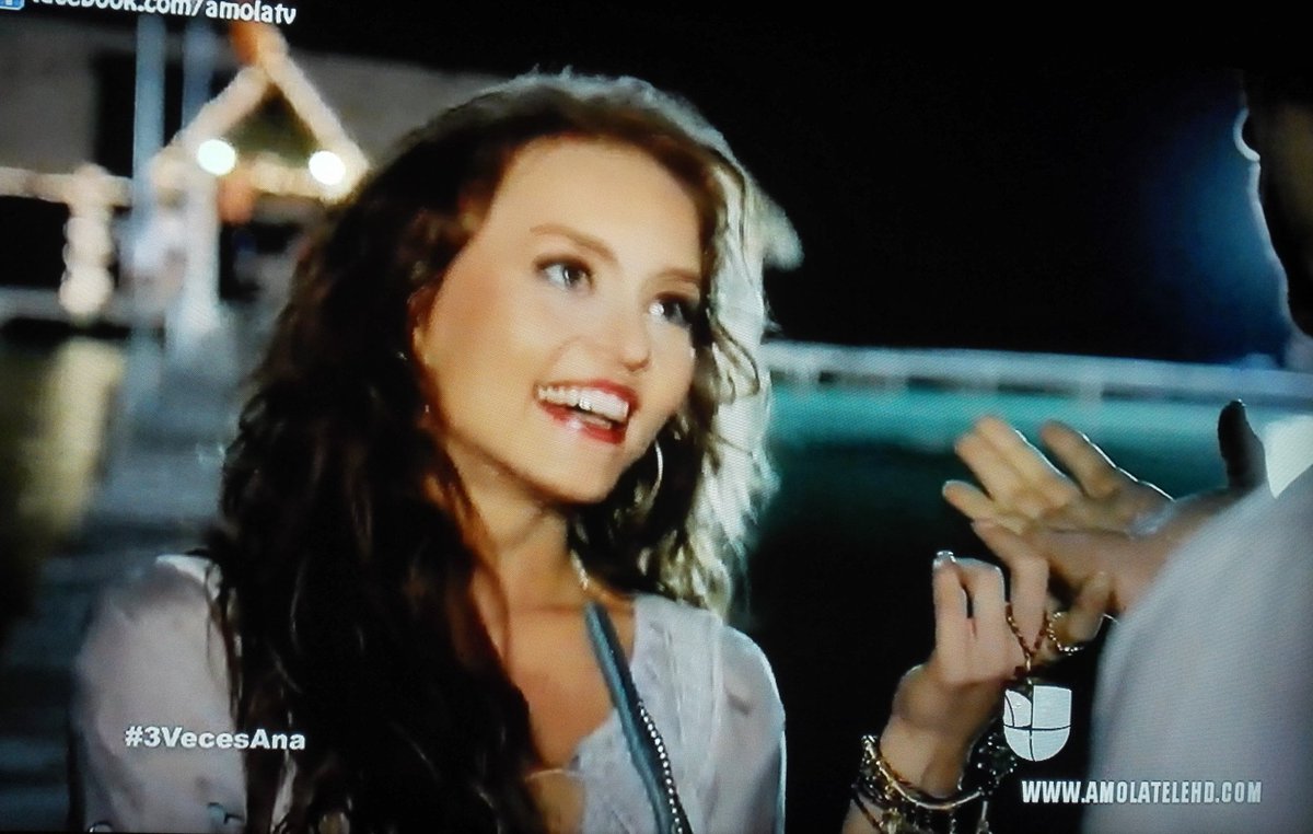 TVSERIESCINEFAN's tweet photo. #3VecesAna Mágico y emocionante 1er encuentro entre Ana Lucía y Santiago @Anboy88 y @sebastianrulli https://t.co/6IXzjfNEQX