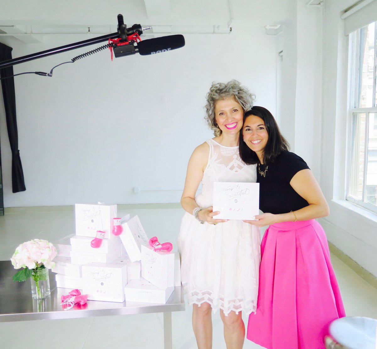 CancerBTTB's tweet photo. @GLOSSYBOX_US @Fighting_Pretty collaborating to help #cancerpatients #fightpretty #pinkboxinggloves #cancesurvivors https://t.co/H3x4R7i7d4