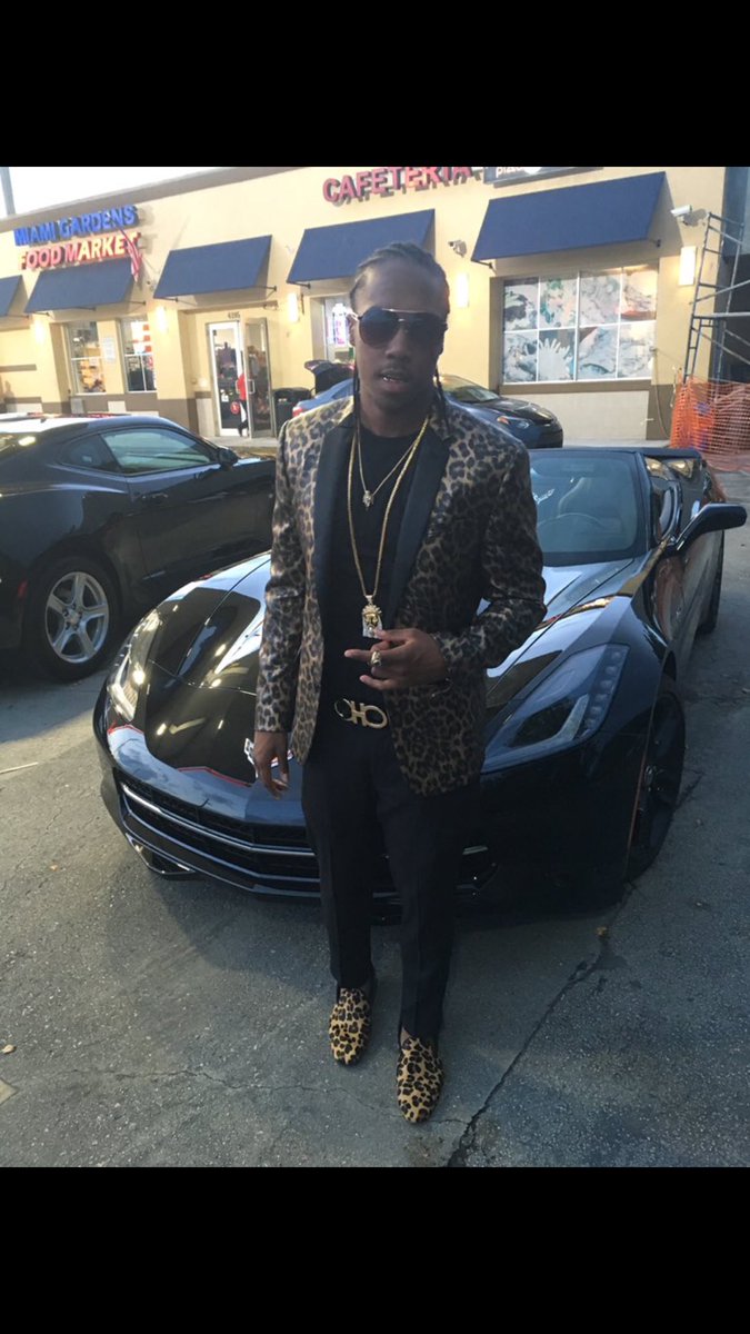 Miami2K17Prom's tweet photo. FLYYY 🔥🔥💸 #Prom2k16 https://t.co/hTNDzpCkgB