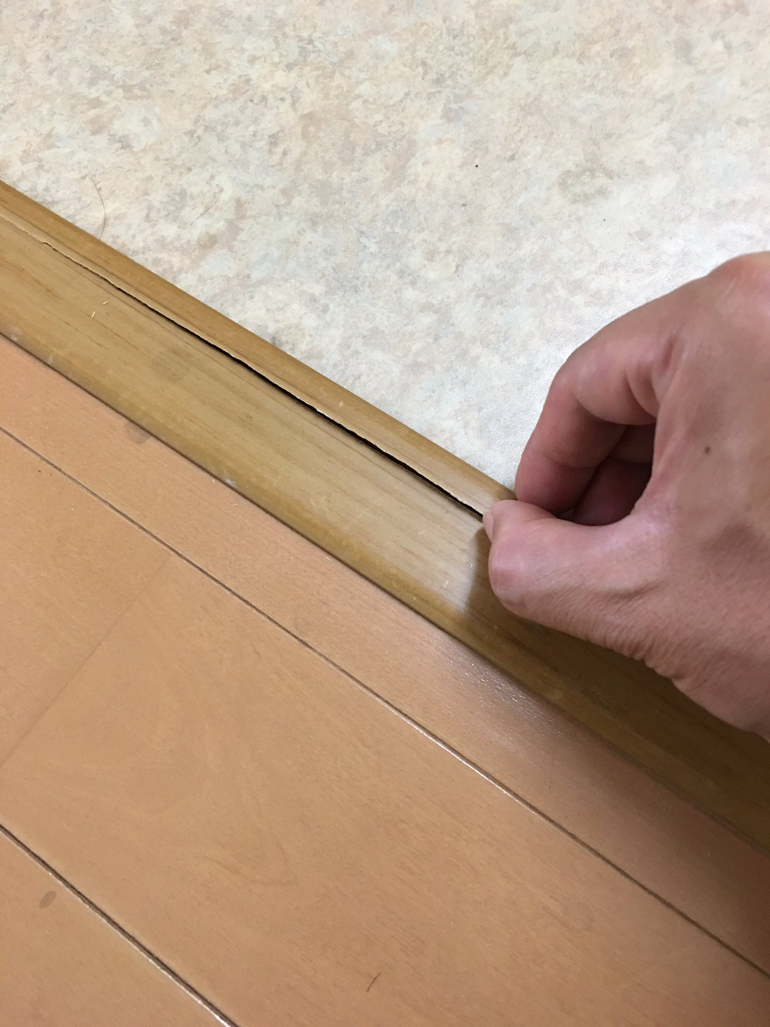 野崎隆司 自宅マンションの床 貼り分け部分の 床見切り材 が割れた かなり前から キッチンとリビング 廊下とリビング の二箇所て割れていたのだが 娘が足を引っ掛けるようになったので急ぎ管理会社へ連絡 長尺のまま送ってもらう事に Fb 野崎隆司 自宅マンションの床 貼り分け部分の 床見切り材 が割れた かなり前から キッチンとリビング 廊下とリビング の二箇所て割れていたのだが 娘が足を引っ掛けるようになったので急ぎ管理会社へ連絡 長尺のまま送ってもらう事に Fb