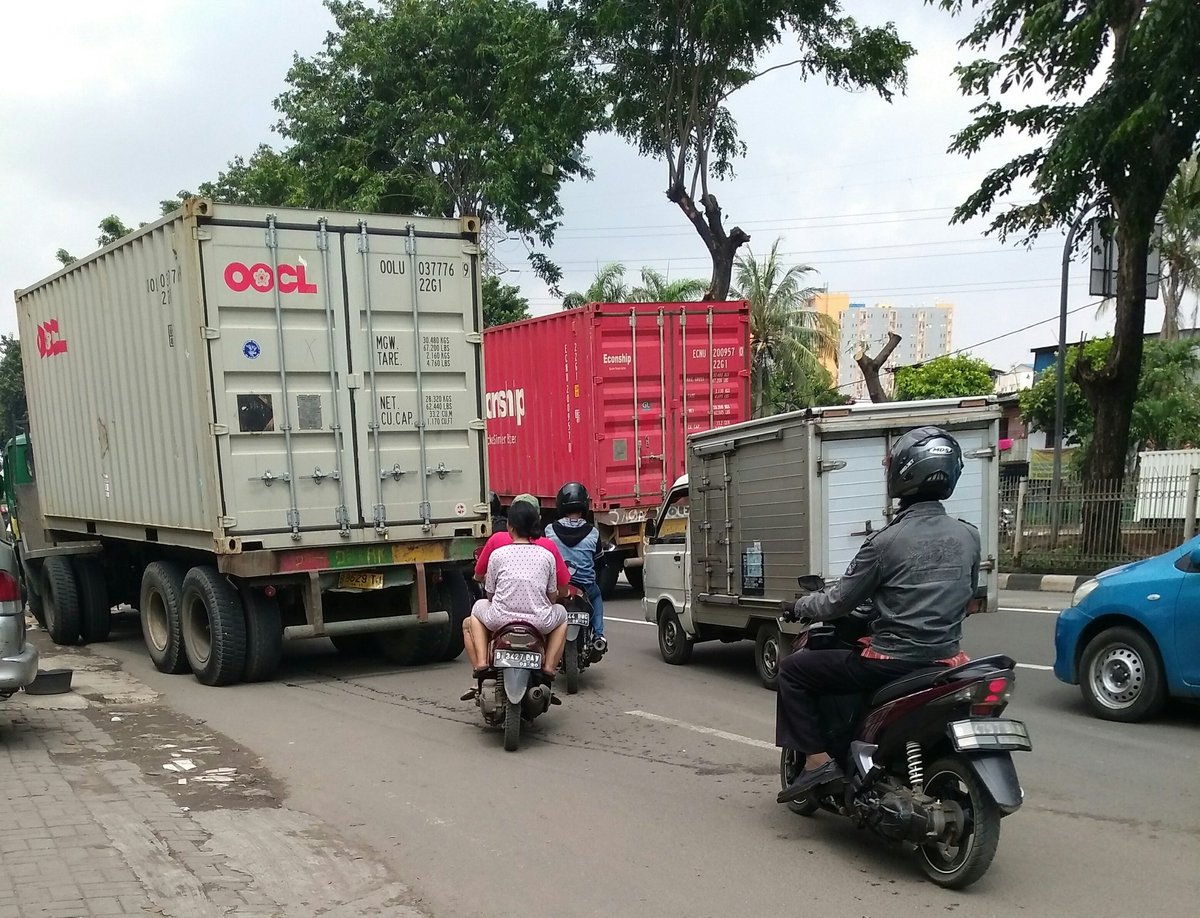 slycahya's tweet photo. @SonoraFM92 jl layang jemb. 3 dari pluit ke jembatan besi padat imbas truk container mogok dilajur kiri https://t.co/ehlAMKzPmT