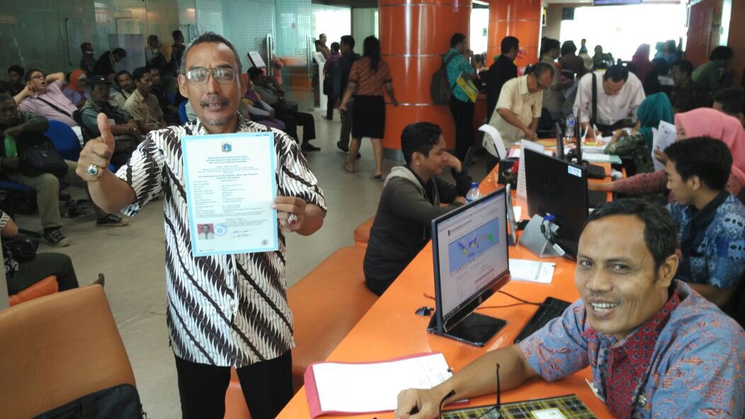 layananjakarta's tweet photo. Inilah warga Jakarta yg telah menikmati kemudahan layanan ODS. Bang SOLeh dan Mpok LUSI tunggu kedatangan Anda! https://t.co/9somqslCAu