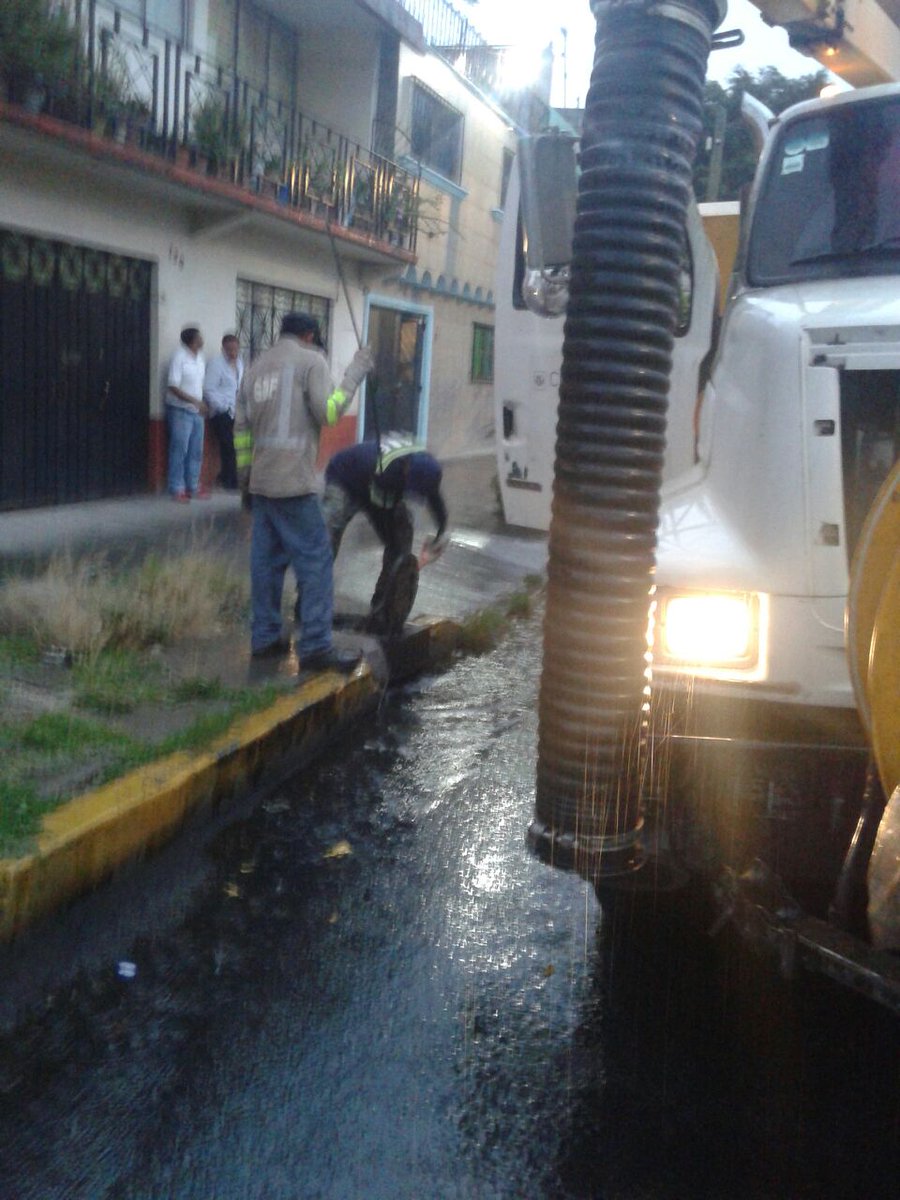rodolfoelrey86's tweet photo. Y continuan el desasolve ellos trabajando aunque llueva #PRDconprometido https://t.co/IVw6pGvc8X