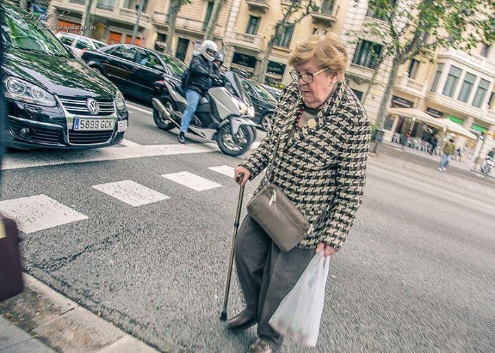 Crosswalk #barcelonist #barcelona #granvia #granny #oldwoman #crosswalk #igers #ig_catalonia #igbcn #picoftheday #i…