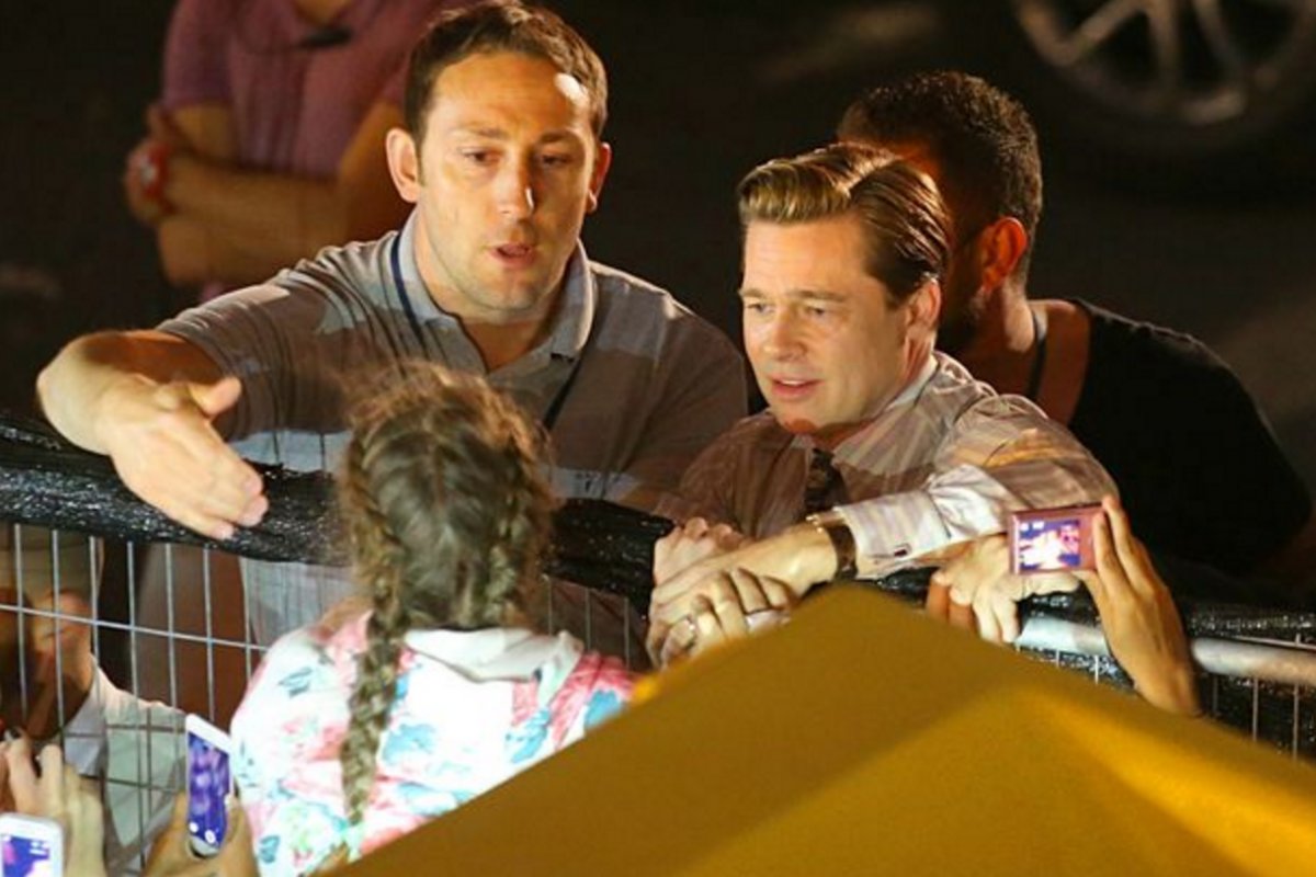 UiTV_Connect's tweet photo. Brad Pitt has been hailed as a hero after saving a young fan.
https://t.co/NomCtOWcd4 https://t.co/AfifwPZt7Z