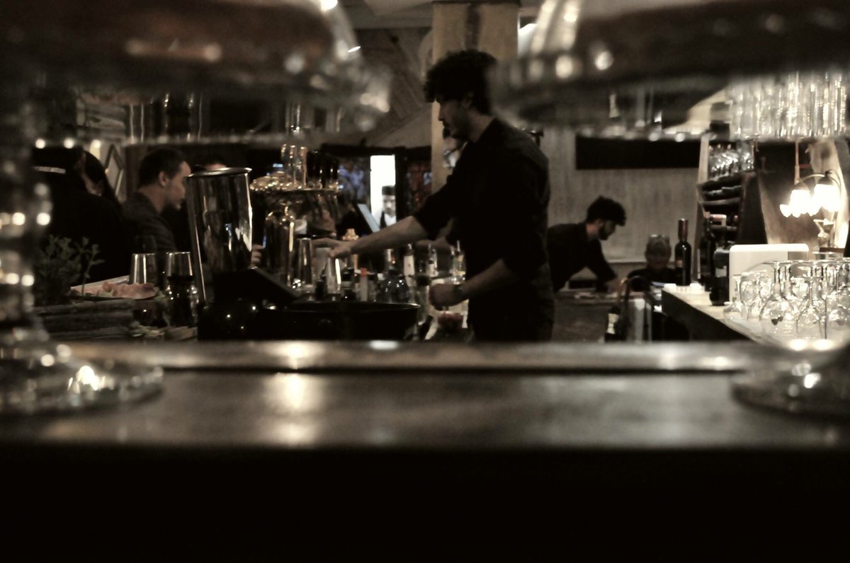 akbarweb's tweet image. SIAMO DI NUOVO APERTI e presto anche la CUCINA con tante novità.
Per prenotazioni: +39 065800681
Vi aspettiamo🛎🍴🎉