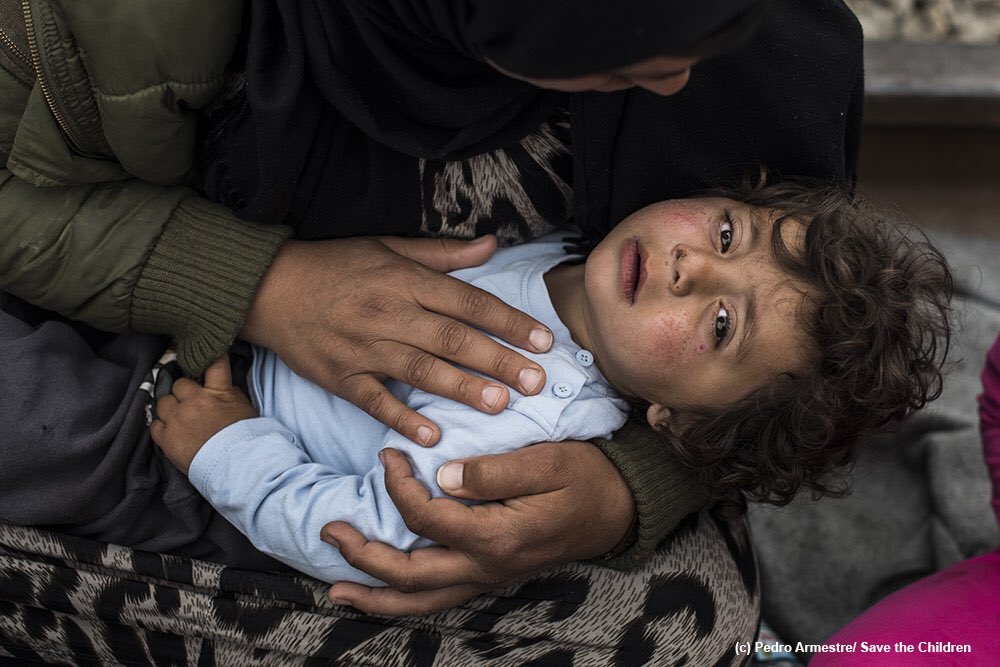 Pedro Armestre (@pedroarmestre) on Twitter photo Expulsado de #idomeni. Delito: Huir de la guerra. Con fiebre, enfermo, y en brazos de su familia. <a href="/SaveChildrenEs/">Save the Children Es</a> Expulsado de #idomeni. Delito: Huir de la guerra. Con fiebre, enfermo, y en brazos de su familia. <a href="/SaveChildrenEs/">Save the Children Es</a>