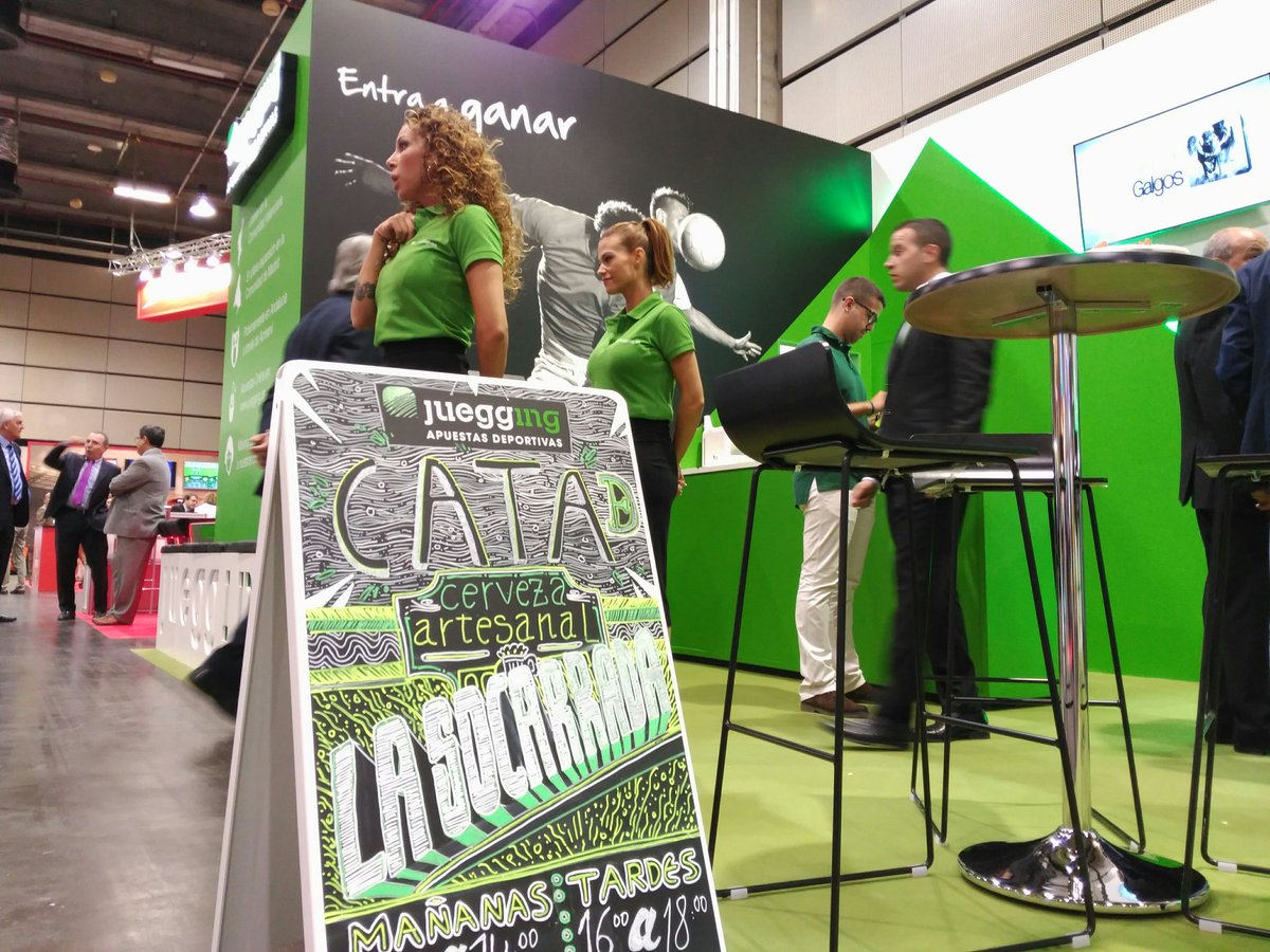 lasocarrada's tweet image. Hoy en #expojoc en #FeriaValencia sirviendo birra en el stand de @juegging