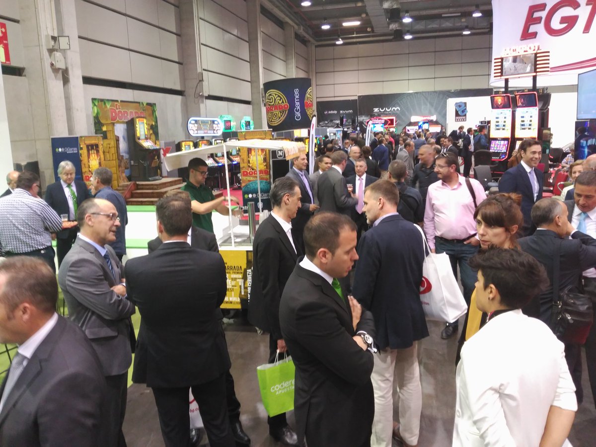 lasocarrada's tweet image. Hoy en #expojoc en #FeriaValencia sirviendo birra en el stand de @juegging