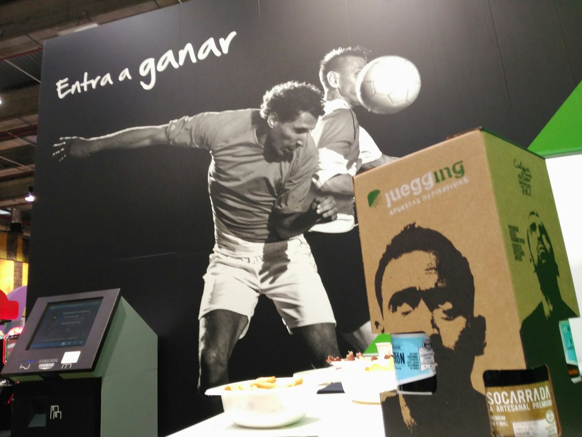 lasocarrada's tweet image. Hoy en #expojoc en #FeriaValencia sirviendo birra en el stand de @juegging