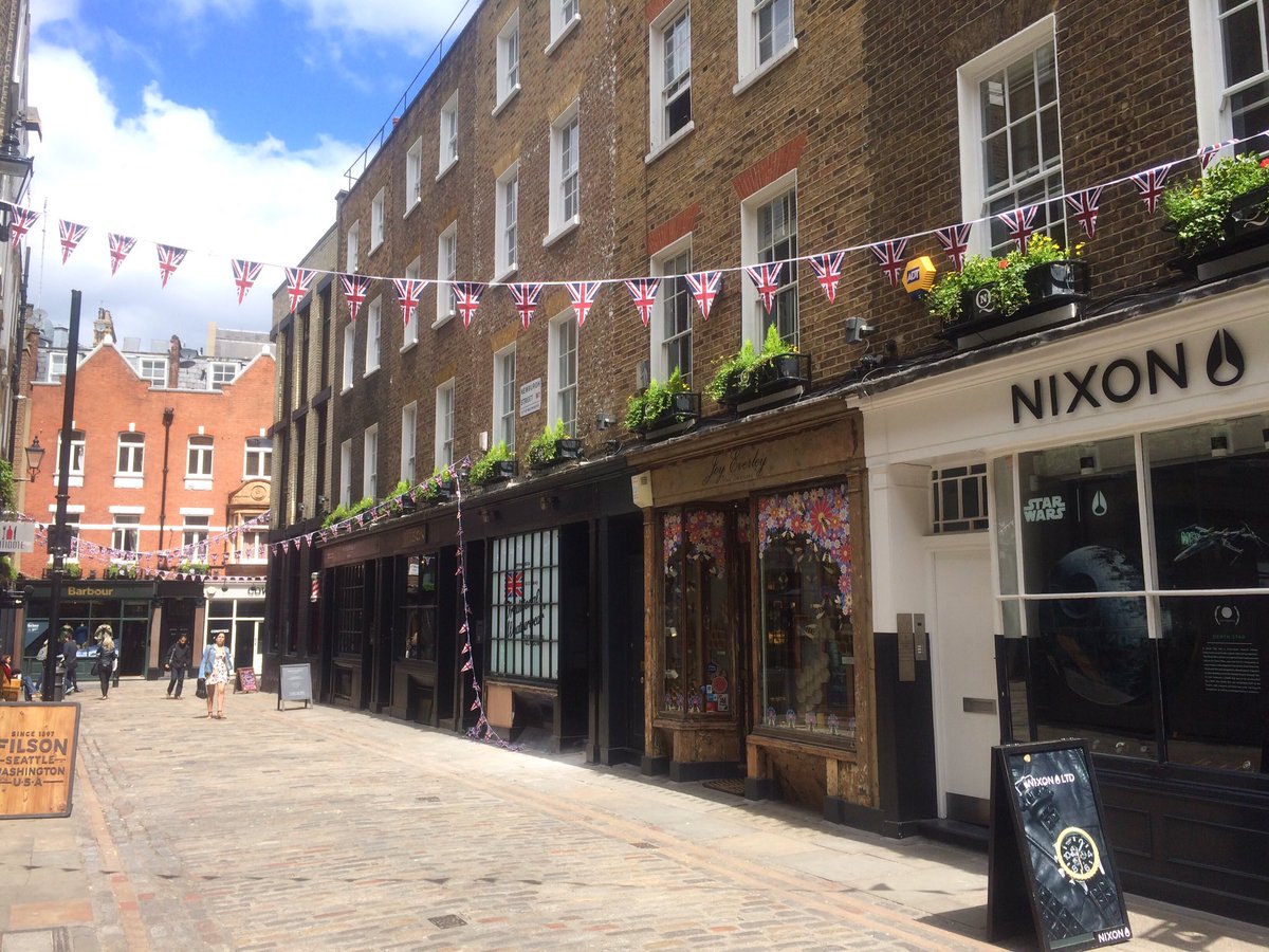 joyjewellery's tweet photo. Visit #NewburghSt near #Carnaby to see all the recently hung bunting. Pop in to our shop while you're here too! https://t.co/xlICYPyCb0