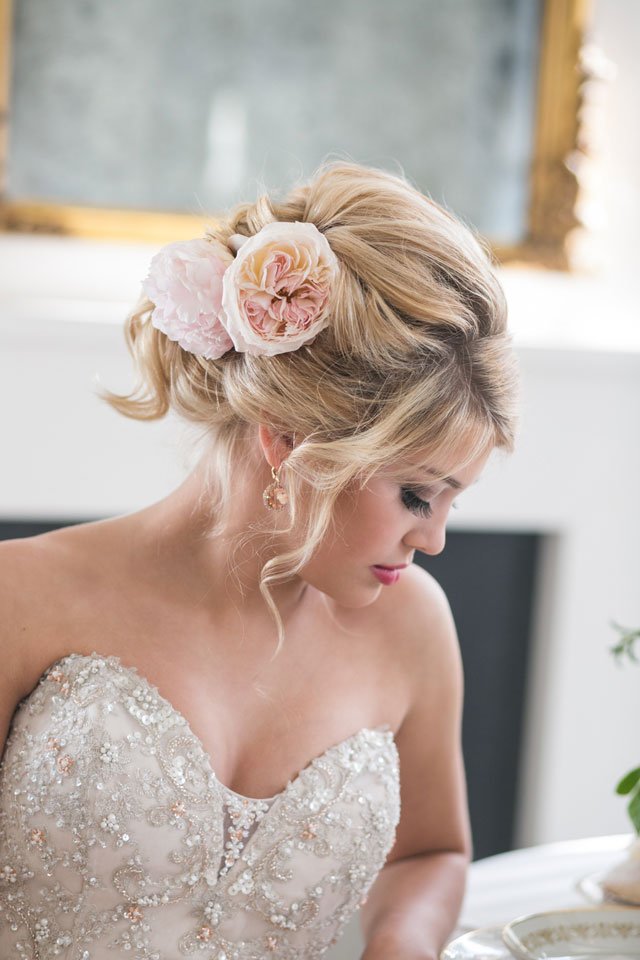 aislesociety's tweet photo. Beautiful #flowers made this #bridal look on @artfullywed utterly romantic https://t.co/w4qRu9ganX #sarahbecker https://t.co/51s7vWpI9i