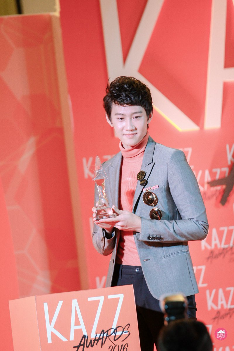 รางวัล "ดาราวัยรุ่นยอดนิยม" ดีใจด้วยนะครับ อีก 1 รางวัลของคนเก่งครับ ^__^ #kazzawards2016 #captainchonlathorn