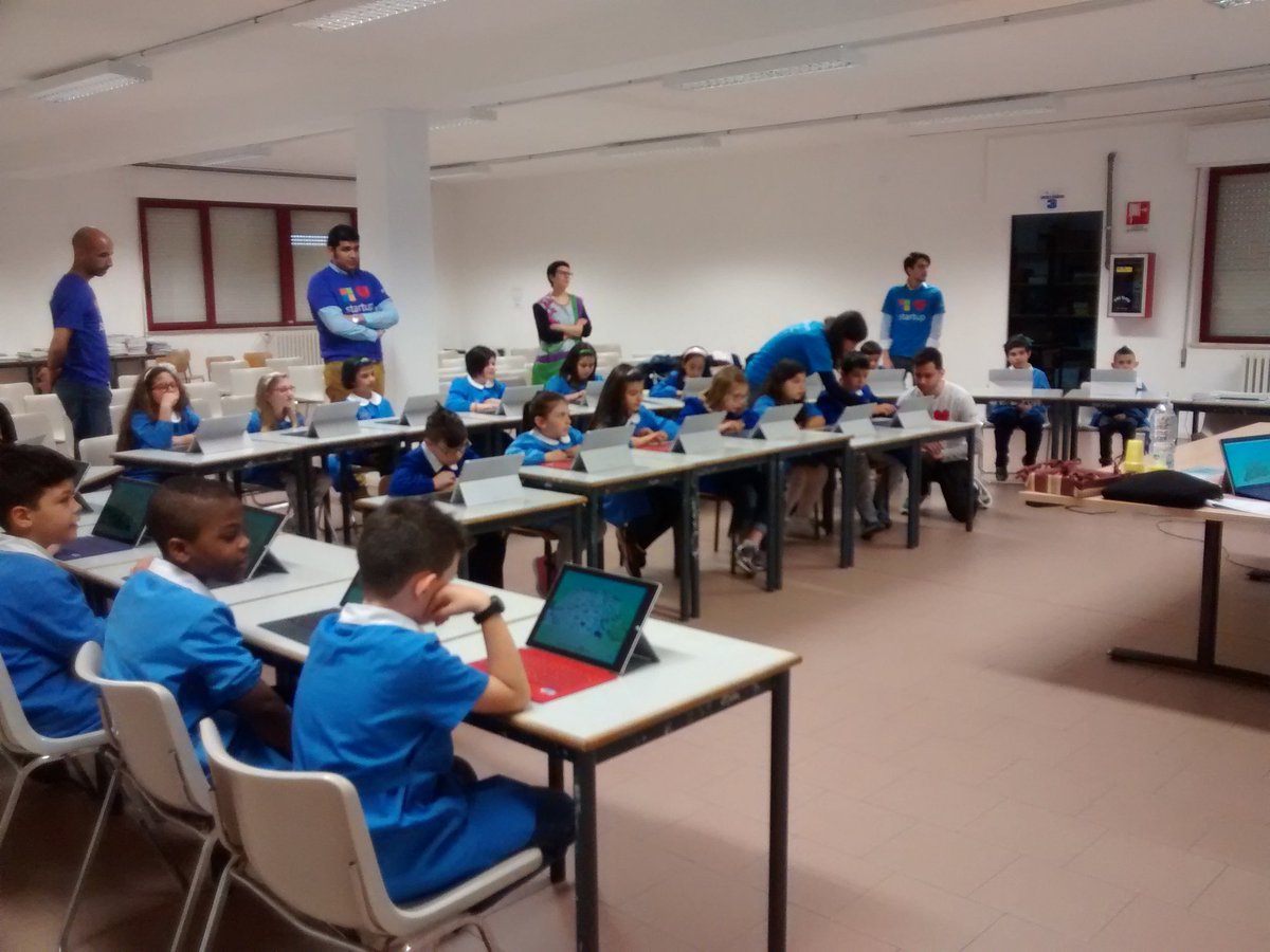 DocSara's tweet photo. @ErikaPinnetta conquista i bambini al corso di programmazione di #kodu.@IsmbOnweb @MICTorino https://t.co/65WMu336UO