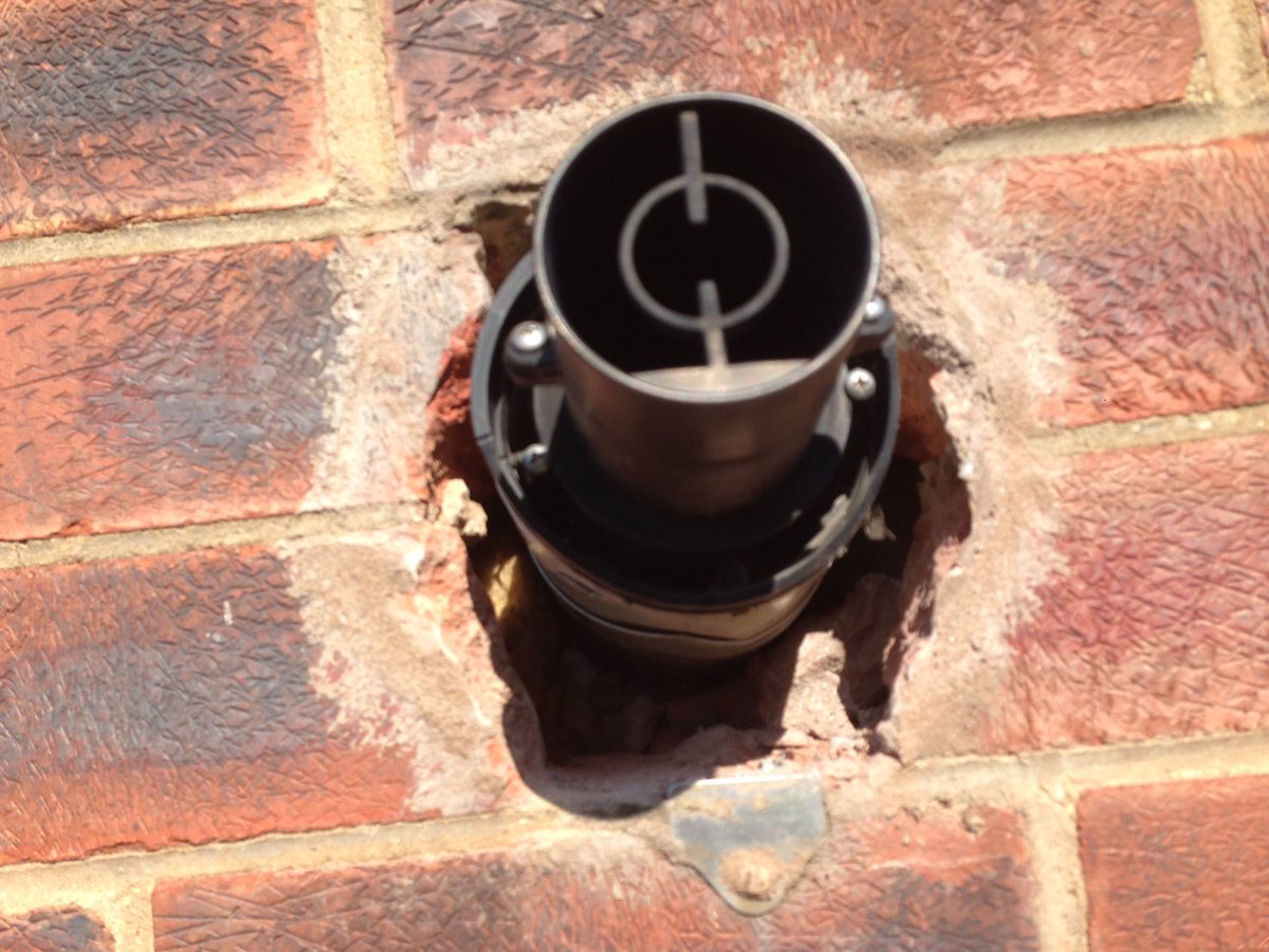 pdinstallations's tweet photo. No seal,no screws,no tape.
Lovely install.
Who fitted it!Don't remember https://t.co/HCE9K3ykRv