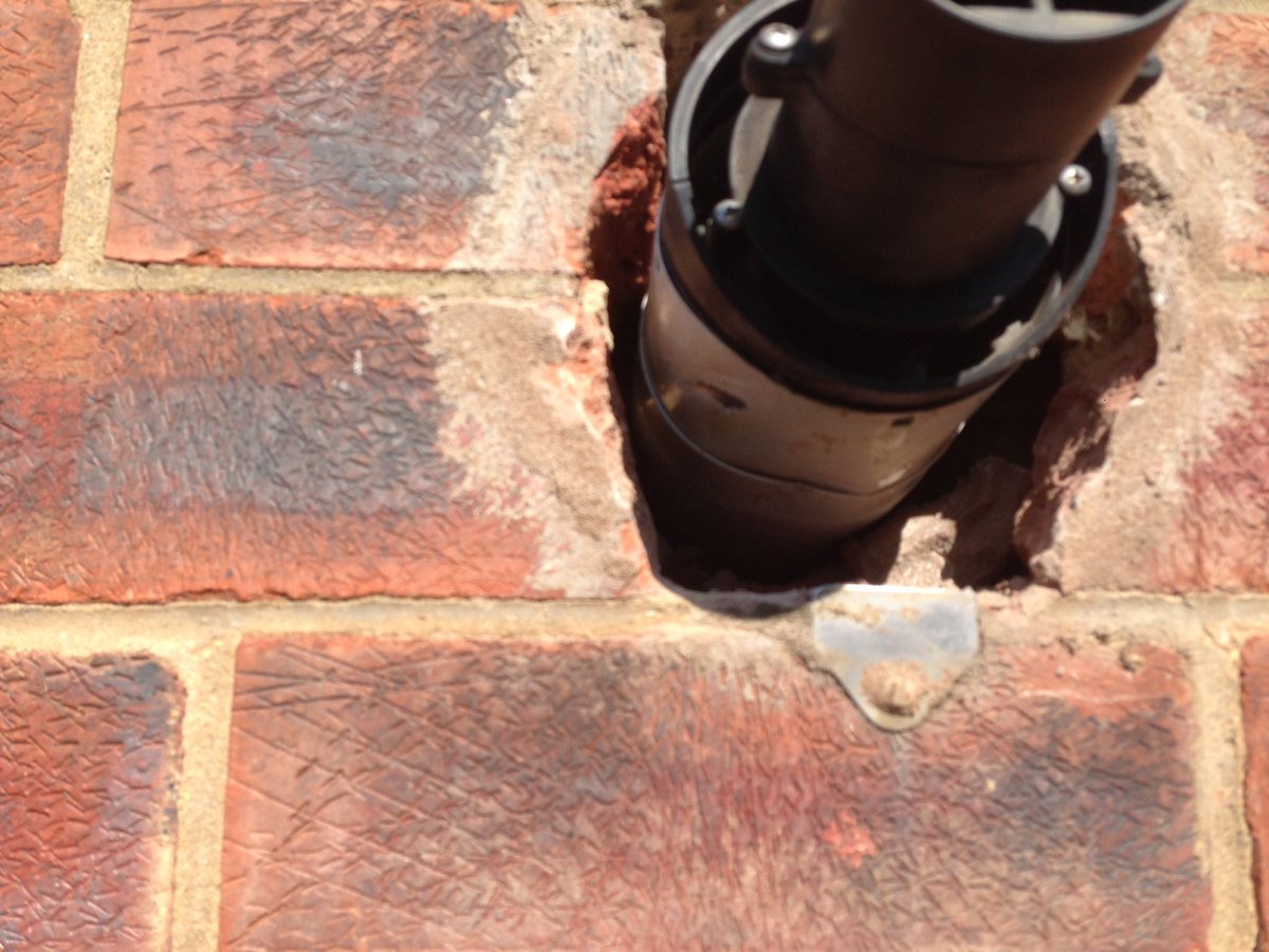 pdinstallations's tweet photo. No seal,no screws,no tape.
Lovely install.
Who fitted it!Don't remember https://t.co/HCE9K3ykRv