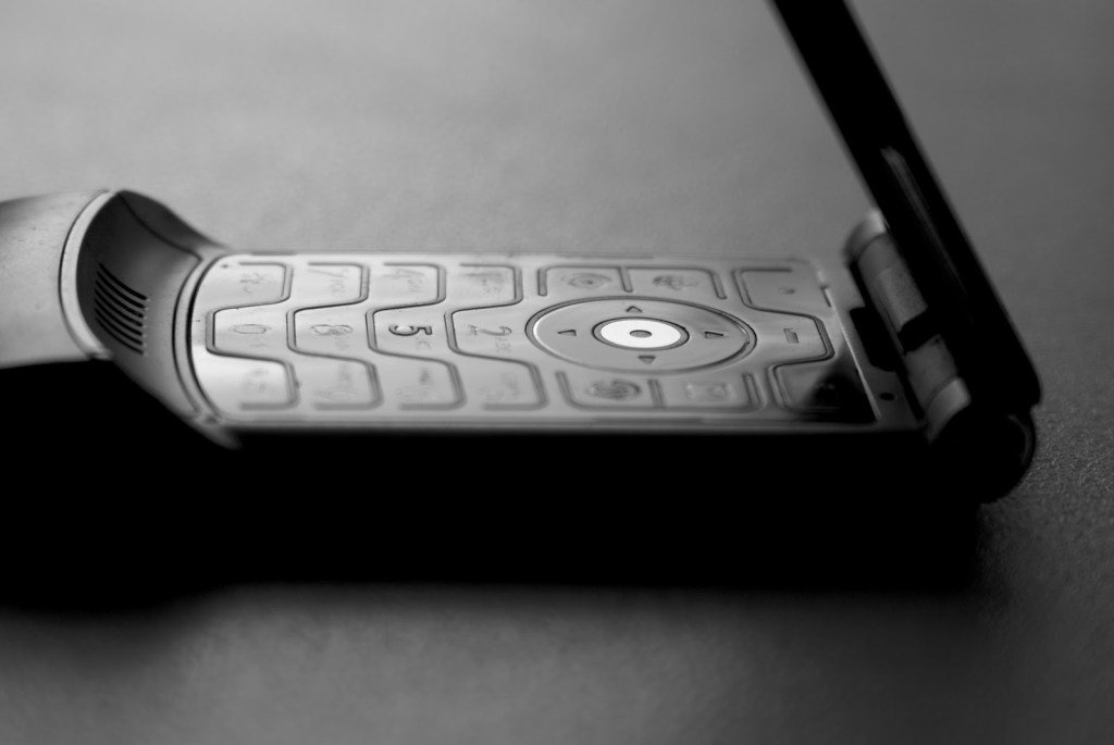 abits_it's tweet photo. Motorola potrebbe riportare in vita il glorioso RAZR V3 https://t.co/TPCdJmvND7 https://t.co/9GHQmbQHkx