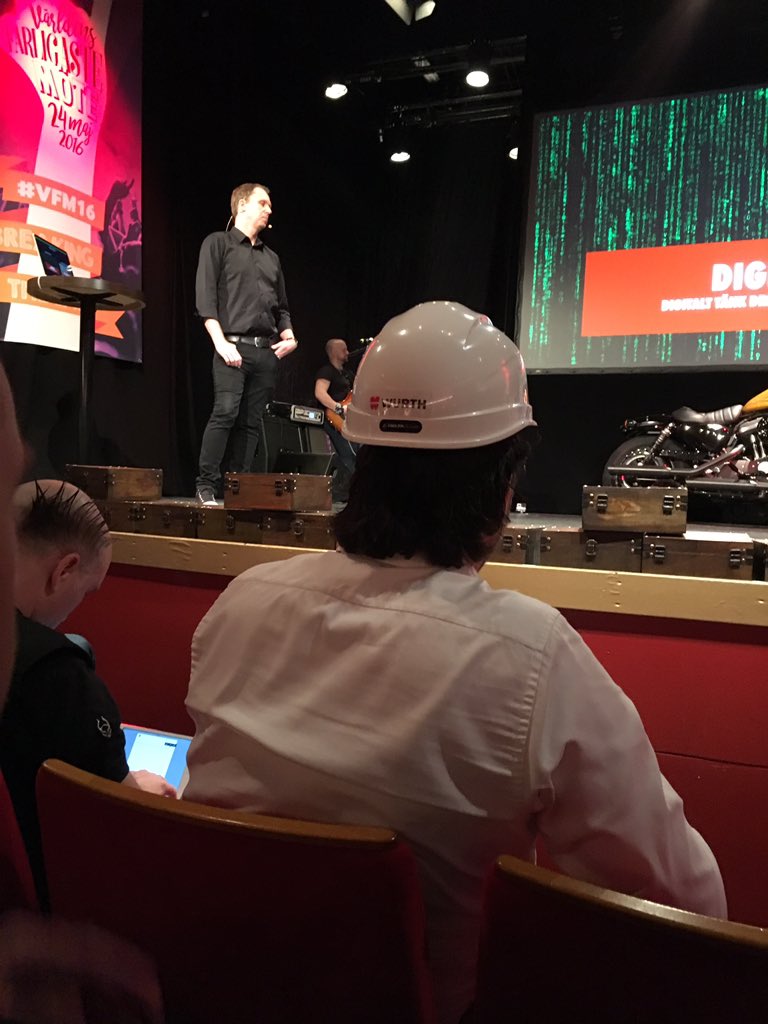 KatharinaWoss's tweet photo. Ifall man inte vet vilka som pratar #b2b på scen #vfm16 kan man kolla på hjälmen framför. @princetanzi. https://t.co/6hBfG7LlTO
