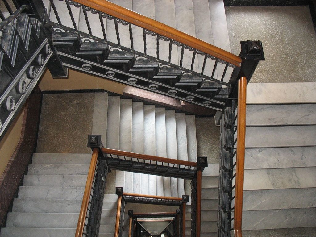 #lerciostory  Decide di farla finita buttandosi dal 20° piano ma muore d’infarto per le scale.