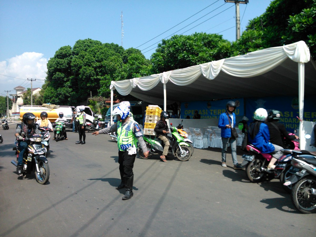 samsatRCK's tweet photo. Pelaksanaan Operasi Terpadu di Wilayah Kec. Cileunyi. Selasa 24 Mei 2016. https://t.co/rzxuzfDzGf