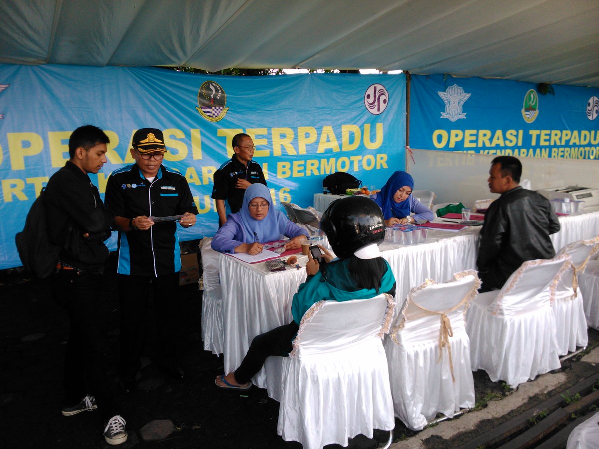 samsatRCK's tweet photo. Selain merazia &amp; melayani pembayaran pajak juga memberikan pengarahan &amp; teguran kpd wajib pajak utk membayar pajak. https://t.co/KzsFUpfcH6