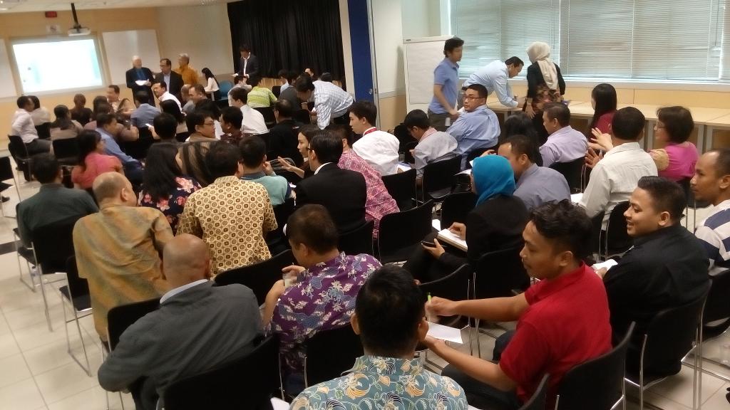 bbs_binus's tweet image. (14) The participants is asked to have group work. They devided into 2 groups. #BBSevent