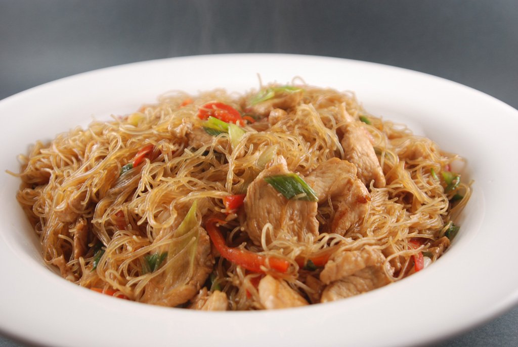 Лапша с мясом. Яичная лапша оттоги. Pancit noodles. Капустная лапша рамен. Лапша с капустой.