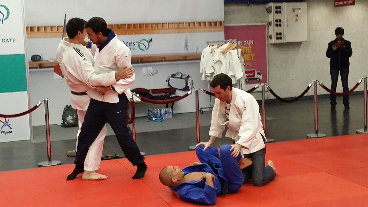 francejudo's tweet photo. Ça y est l'initiation a commencé, les premiers passagers montent sur le tapis ! #athletesRATP https://t.co/SLHGvetz5S